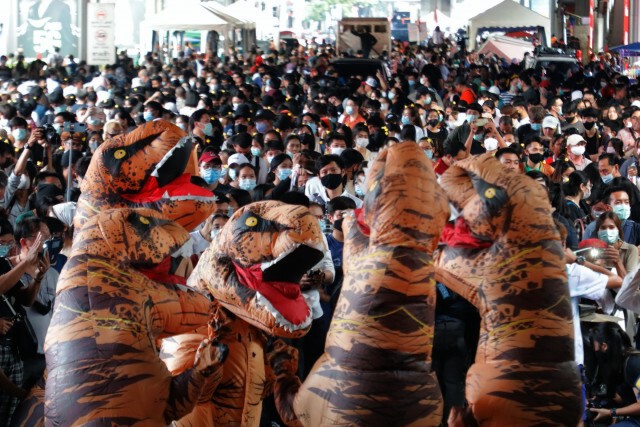 "ปารีณา"ลุย"หมวย"แต่งชุดนร.ร่วมชุมนุมอ้างถูกครูทำอนาจาร