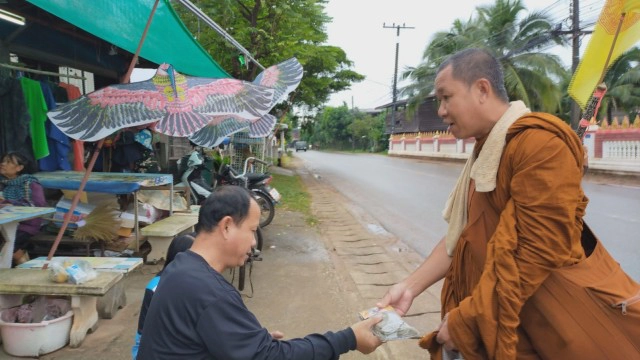 พระธุดงค์ นำของบิณฑบาตแจกทานต่อ