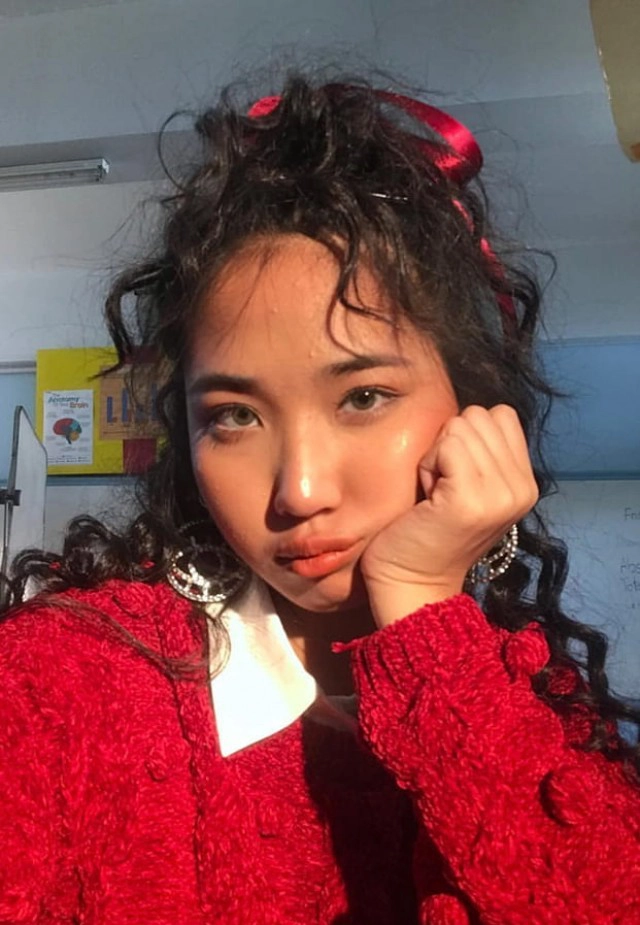 "มิลลิ" แสดงจุดยืน ทาสีน้ำเงินต่อต้านความรุนแรง พร้อมถามบนเวที  ใครควรพัก ?