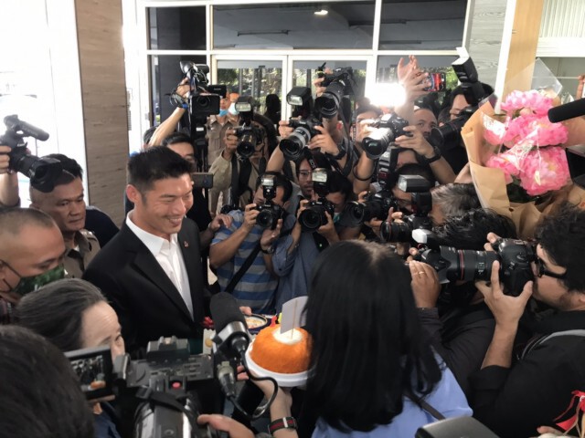 'ธนาธร' ย้ำคำเดิม ปฏิเสธถือหุ้น 'วีลัค'