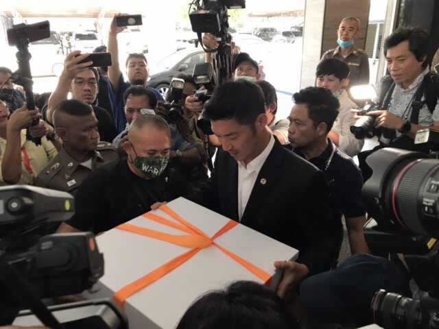'ธนาธร' ย้ำคำเดิม ปฏิเสธถือหุ้น 'วีลัค'