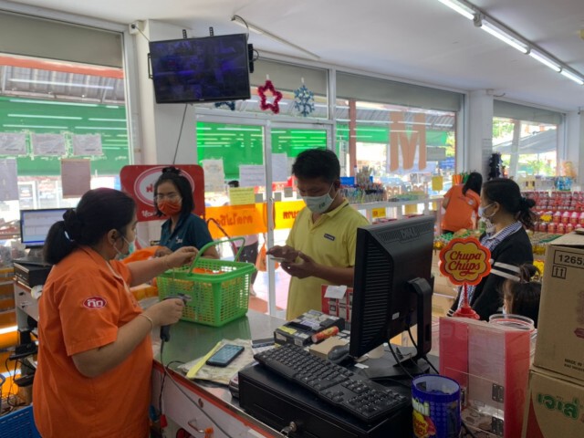 ชาวโคราชแห่ใช้สิทธิ์คนละครึ่งหนุนรัฐเพิ่มวงเงิน