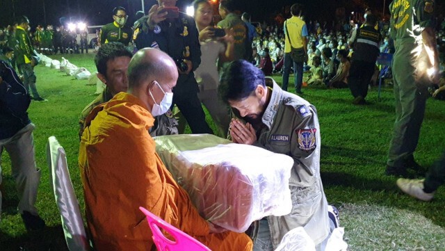 "ไทด์" นำทีมร่วมกตัญญูมอบสิ่งของต้านภัยหนาว "บิณฑ์" เสริมทัพร่วมบุญที่ จ.สกลนคร