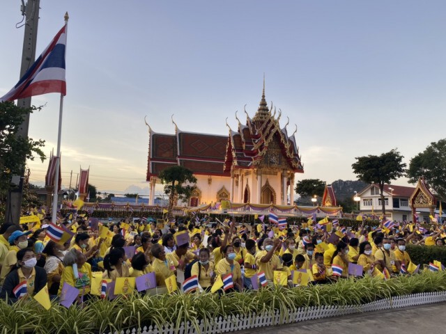 ชาวช่องแคเฝ้ารับเสด็จ"ในหลวง-พระราชินี"พระราชทานสระบ่อดินขาว แก้ภัยแล้ง