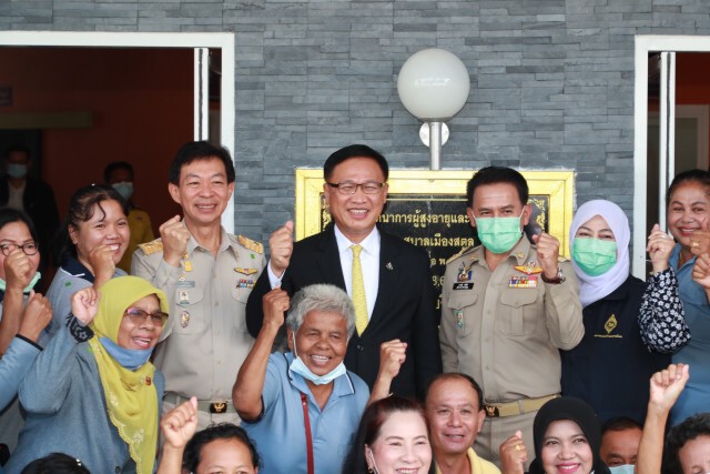 อธิบดี สถ.​ เปิด "อาคารศูนย์นันทนาการผู้สูงอายุ และพัฒนาอาชีพ" เทศบาลเมืองสตูล จังหวัดสตูล