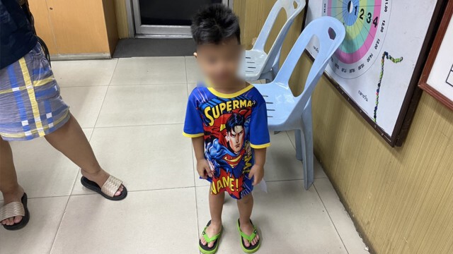 แม่เผลอหลับลูกชายวัย 2 ขวบ เดินออกไปนั่งเล่นปากซอยกลางดึก
