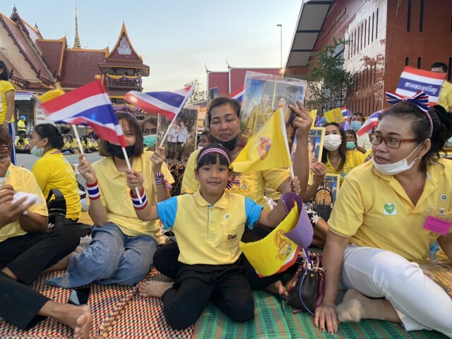 ชาวช่องแคเฝ้ารับเสด็จ"ในหลวง-พระราชินี"พระราชทานสระบ่อดินขาว แก้ภัยแล้ง