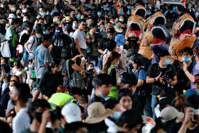 "ปารีณา"ลุย"หมวย"แต่งชุดนร.ร่วมชุมนุมอ้างถูกครูทำอนาจาร