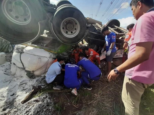 รถพ่วงบรรทุกแป้งมัน เสียหลักข้ามเลนตกถนน