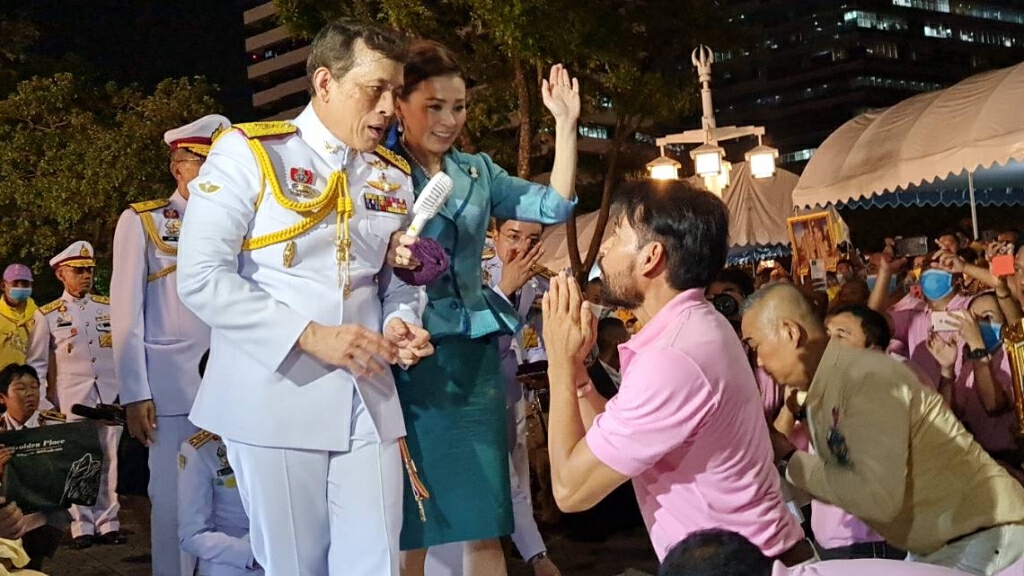 "บิณฑ์" นำประชาชนรับเสด็จ "ในหลวง-พระราชินี" ที่สวนลุมพินี "บิณฑ์" นำประชาชนรับเสด็จ "ในหลวง-พระราชินี" ที่สวนลุมพินี
