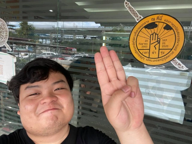 "เพนกวิน" โดนแล้ว!! สองหมายเรียกคดี ม.112 บอกส่วนตัวไม่ห่วง ห่วงแต่บ้านเมือง