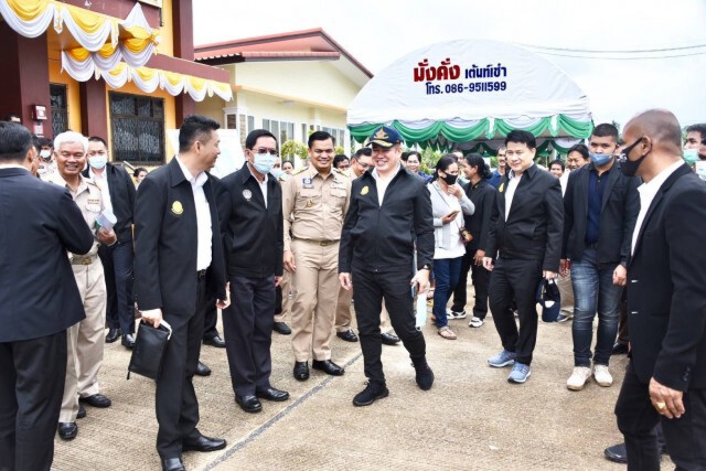 "ธรรมนัส" ขึ้นหลังปิกอัพ ลุยแก้ปัญหา ปชช. ภาคใต้