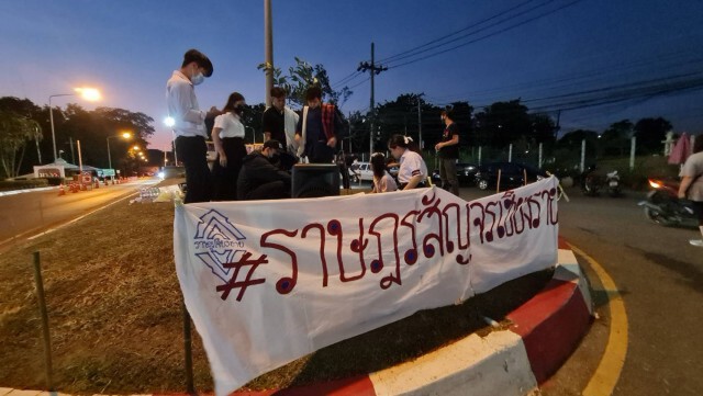 กลุ่มคณะราษฎรเชียงรายแห่เป็ด-ร้องยุติความรุนแรง