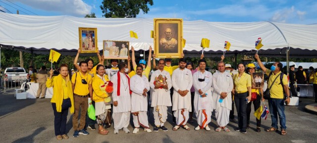 "บิณฑ์" นำทีม ปชช.เฝ้ารอรับเสด็จ เชื่อ"ม็อบ"มีโอกาสกลับใจมารักสถาบันฯ