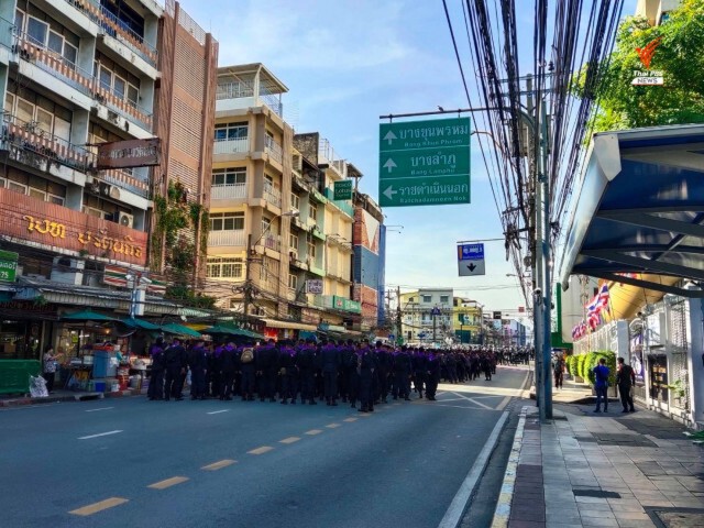 แยกสี่เสาเทเวศร์... ตำรวจจัดแถวเต็มทางสัญจร พร้อมรับมือม็อบ