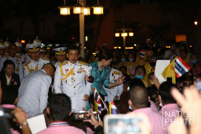 "บิณฑ์" นำประชาชนรับเสด็จ "ในหลวง-พระราชินี" ที่สวนลุมพินี