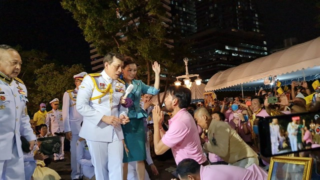 "บิณฑ์" นำประชาชนรับเสด็จ "ในหลวง-พระราชินี" ที่สวนลุมพินี