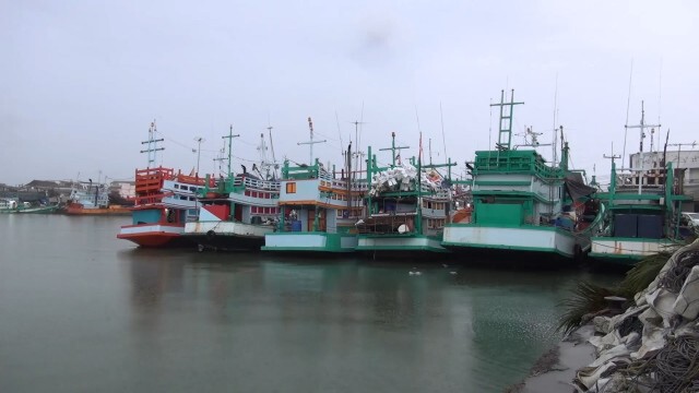 เรือประมงกลับเข้าฝั่งหลบพายุ คลื่นลมแรง