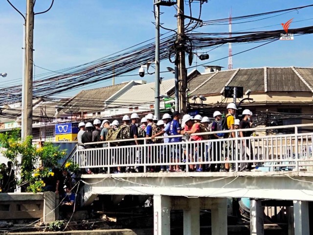 แยกสี่เสาเทเวศร์... ตำรวจจัดแถวเต็มทางสัญจร พร้อมรับมือม็อบ