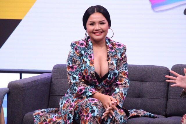 "ตั๊กแตน-ชลดา" ลุคใหม่แซ่บมาก กลายเป็น "สาวดูมดูม" แฟนรักแฟนหลง