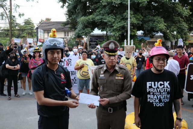 กลุ่มคณะราษฎรเชียงรายแห่เป็ด-ร้องยุติความรุนแรง