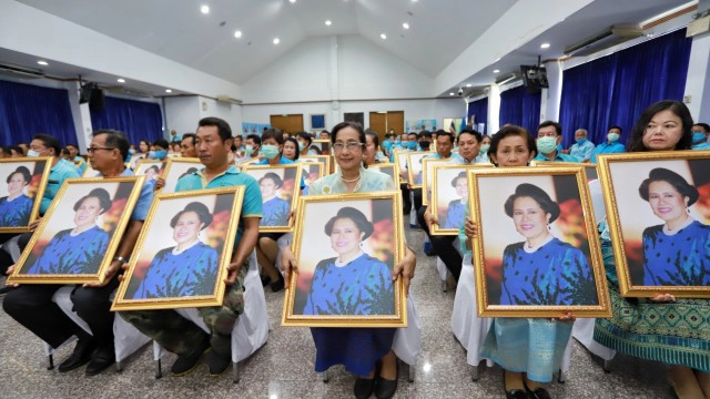 พิธีมอบพระบรมฉายาลักษณ์สมเด็จพระนางเจ้าสิริกิติ์ พระบรมราชินีนาถ พระบรมราชชนนีพันปีหลวง