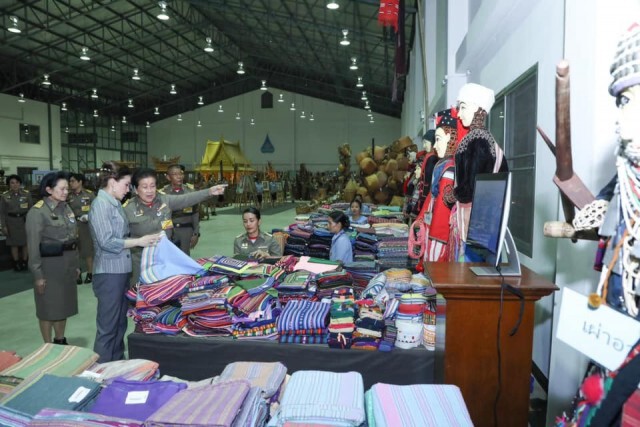 "พระราชินี" ทรงสืบสานงาน "สมเด็จพระพันปีหลวง" เสด็จฯมูลนิธิศิลปาชีพฯ