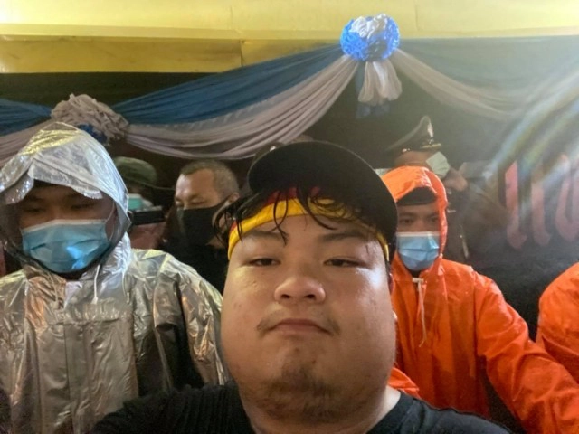 "เพนกวิน" โดนแล้ว!! สองหมายเรียกคดี ม.112 บอกส่วนตัวไม่ห่วง ห่วงแต่บ้านเมือง