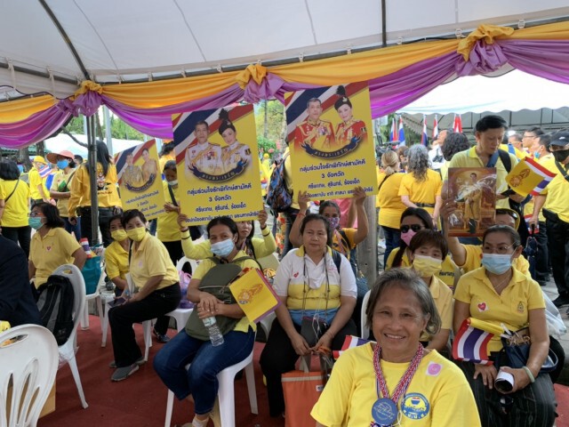 "บิณฑ์" นำทีม ปชช.เฝ้ารอรับเสด็จ เชื่อ"ม็อบ"มีโอกาสกลับใจมารักสถาบันฯ