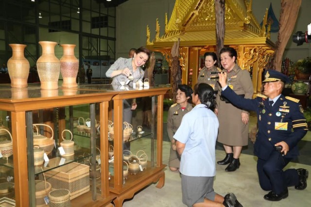 "พระราชินี" ทรงสืบสานงาน "สมเด็จพระพันปีหลวง" เสด็จฯมูลนิธิศิลปาชีพฯ