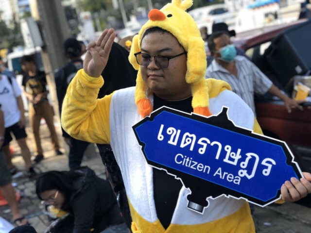 "เพนกวิน" สวม "เป็ดเหลือง" ร่วมม็อบ ยันไม่ใช้ความรุนแรง