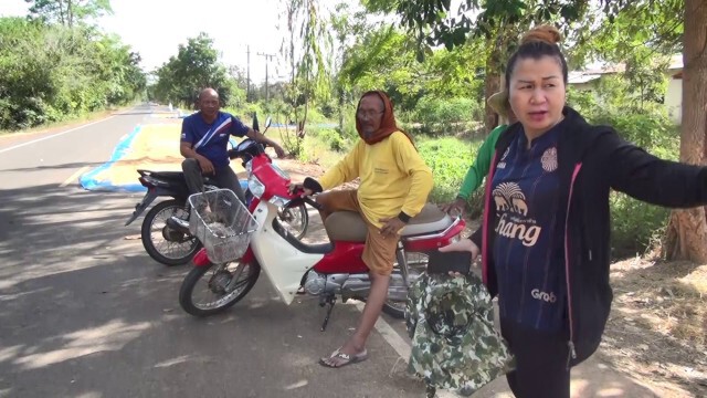 วัยรุ่นขับกระบะแต่งซิ่งลักข้าวเปลือกตากบนถนนเกือบตัน
