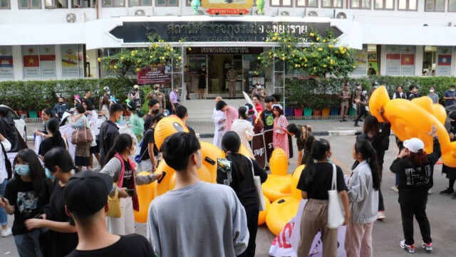 กลุ่มคณะราษฎรเชียงรายแห่เป็ด-ร้องยุติความรุนแรง