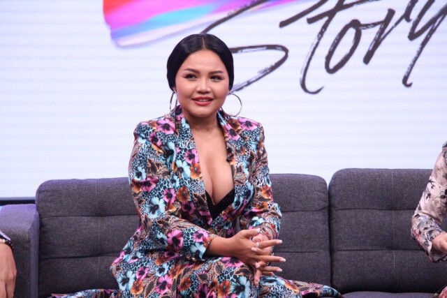 "ตั๊กแตน-ชลดา" ลุคใหม่แซ่บมาก กลายเป็น "สาวดูมดูม" แฟนรักแฟนหลง