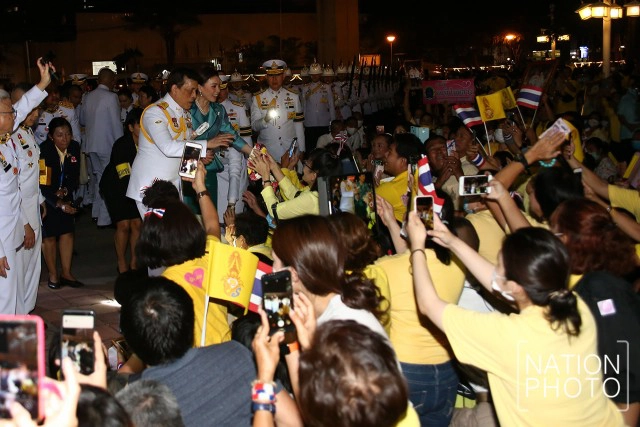 "บิณฑ์" นำประชาชนรับเสด็จ "ในหลวง-พระราชินี" ที่สวนลุมพินี