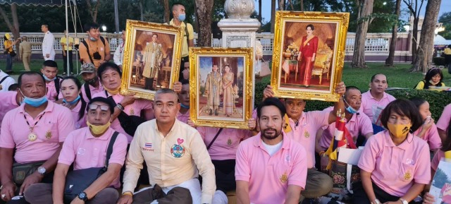 "บิณฑ์" นำประชาชนรับเสด็จ "ในหลวง-พระราชินี" ที่สวนลุมพินี