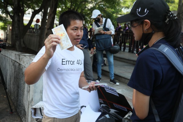 ช่างคิด! ม็อบราษฎรแจก"แบงก์เป็ด"ใช้ช้อปผ่านร้านซีไอเอ
