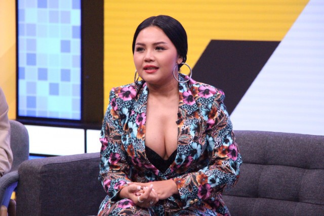 "ตั๊กแตน-ชลดา" ลุคใหม่แซ่บมาก กลายเป็น "สาวดูมดูม" แฟนรักแฟนหลง