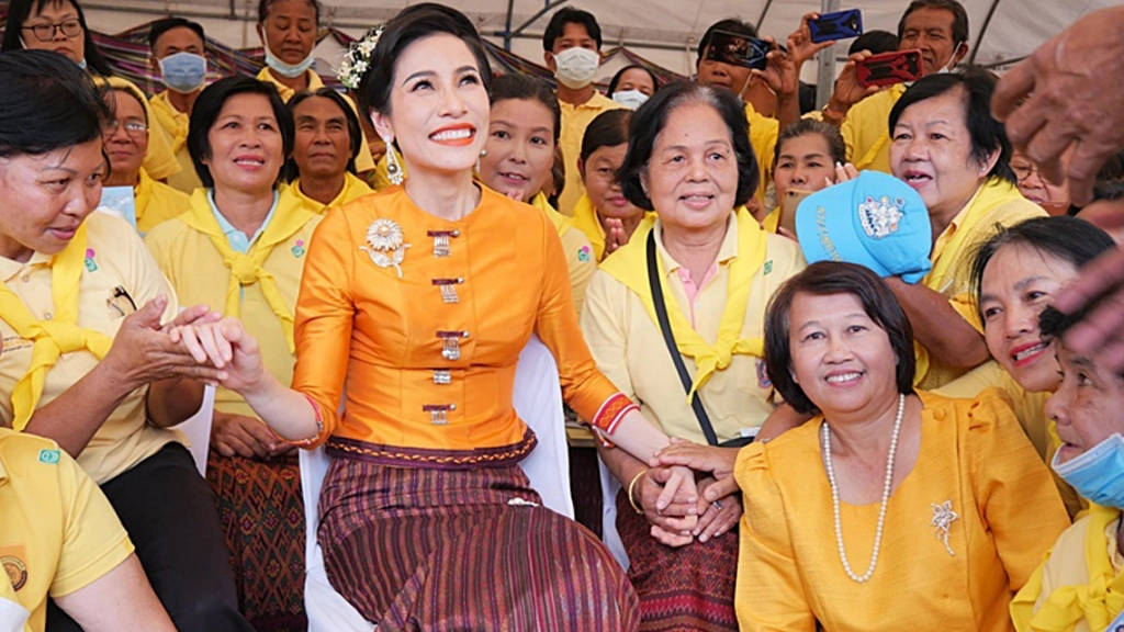เจ้าคุณพระสินีนาฏ ถวายผ้าไตรวัดบูรพาราม จ.สุรินทร์ - เยี่ยมเยียนประชาชน