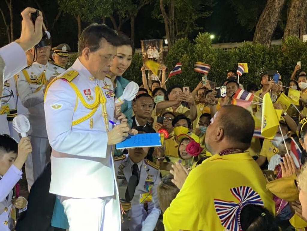 ในหลวง ทรงพระอักษรพระราชทานประชาชนเฝ้าฯรับเสด็จ "ขอให้ช่วยกันทำดี ทำสิ่งที่ถูกต้องกับส่วนรวม"