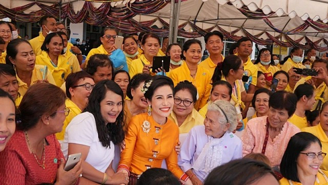 เจ้าคุณพระสินีนาฏ ถวายผ้าไตรวัดบูรพาราม จ.สุรินทร์ - เยี่ยมเยียนประชาชน