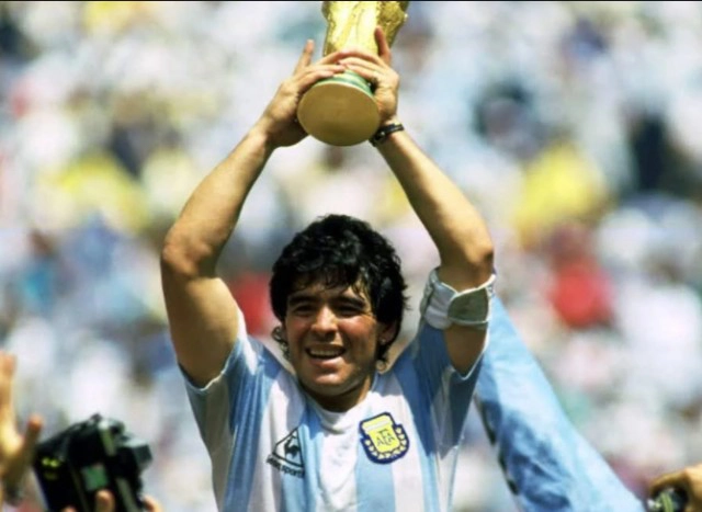 ช็อก! วงการลูกหนังโลก "ดิเอโก มาราโดน่า" เสียชีวิตวัย 60 ปี!