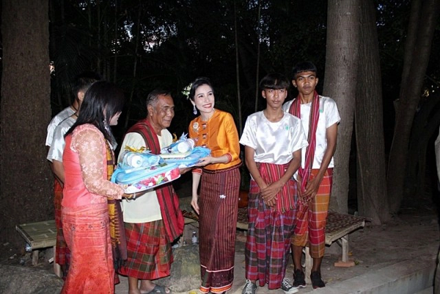 เจ้าคุณพระสินีนาฏ ถวายผ้าไตรวัดบูรพาราม จ.สุรินทร์ - เยี่ยมเยียนประชาชน