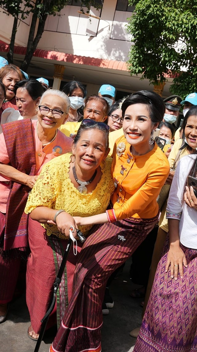 เจ้าคุณพระสินีนาฏ ถวายผ้าไตรวัดบูรพาราม จ.สุรินทร์ - เยี่ยมเยียนประชาชน