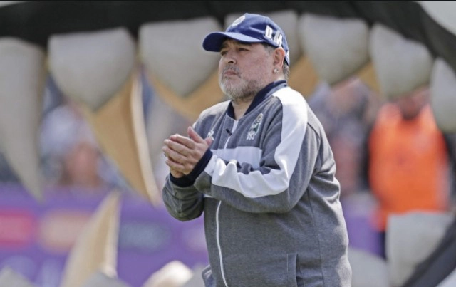 ช็อก! วงการลูกหนังโลก "ดิเอโก มาราโดน่า" เสียชีวิตวัย 60 ปี!