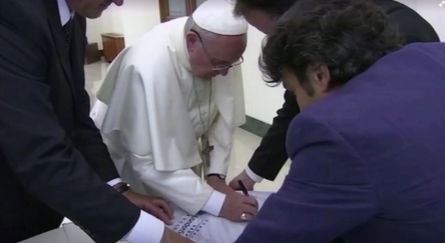 'โป๊ปฟรานซิส' แฟนตัวยง... มาราโดนา