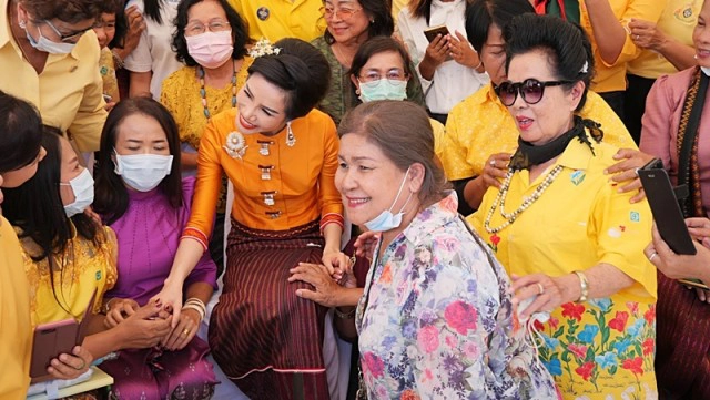 เจ้าคุณพระสินีนาฏ ถวายผ้าไตรวัดบูรพาราม จ.สุรินทร์ - เยี่ยมเยียนประชาชน