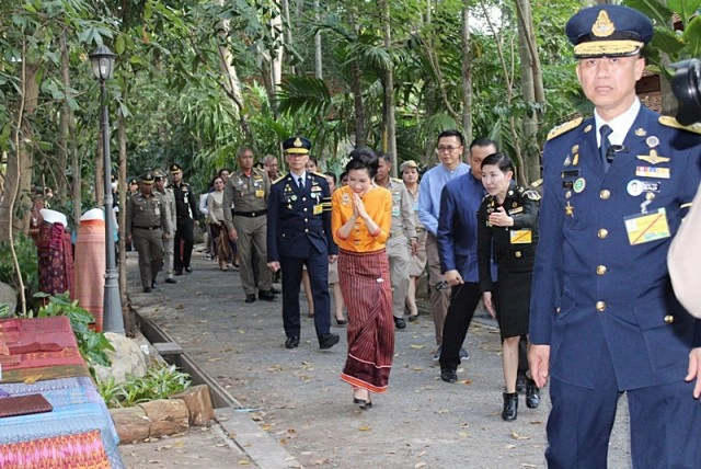 เจ้าคุณพระสินีนาฏ ถวายผ้าไตรวัดบูรพาราม จ.สุรินทร์ - เยี่ยมเยียนประชาชน