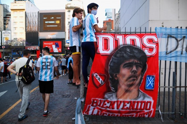 ประมวลจาก REUTERS  บรรยากาศอาลัย "ดีเอโก้ มาราโดน่า"