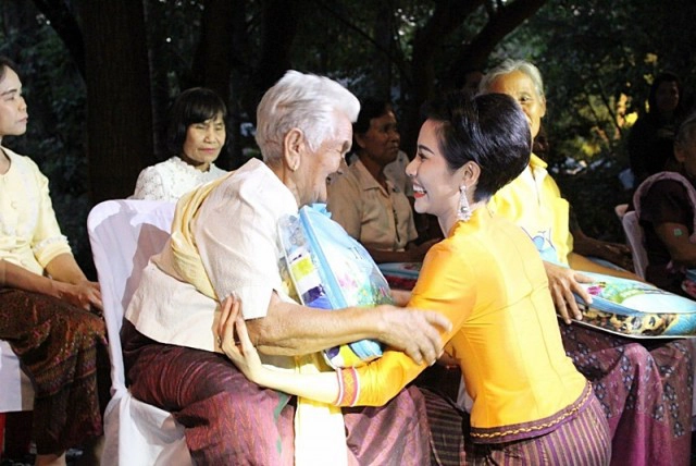 เจ้าคุณพระสินีนาฏ ถวายผ้าไตรวัดบูรพาราม จ.สุรินทร์ - เยี่ยมเยียนประชาชน